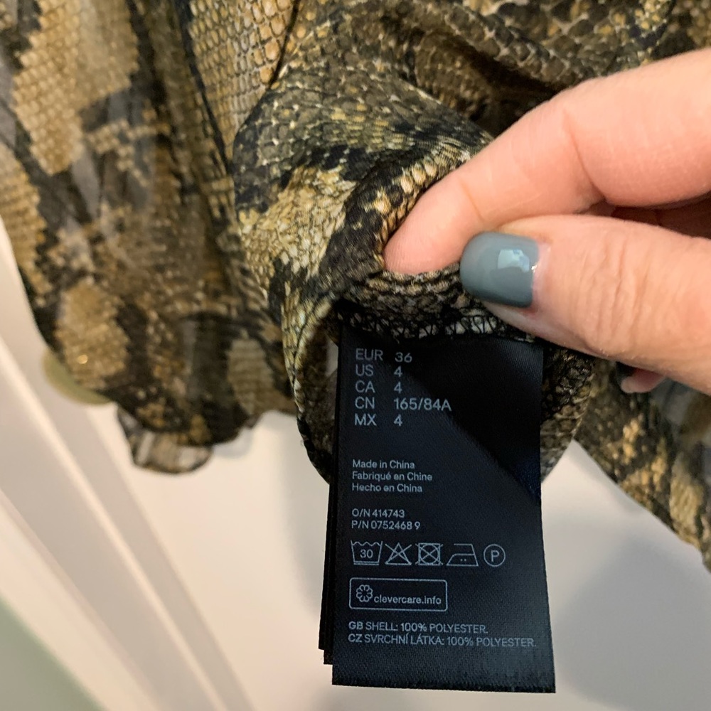 H&M sheer green/gold python patterned polyester top. Size US 4. - Picture 7 of 8